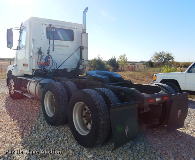 image for item JJ9656 2006 Volvo VNL  semi truck