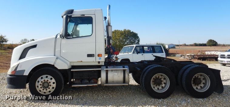 image for item JJ9656 2006 Volvo VNL  semi truck