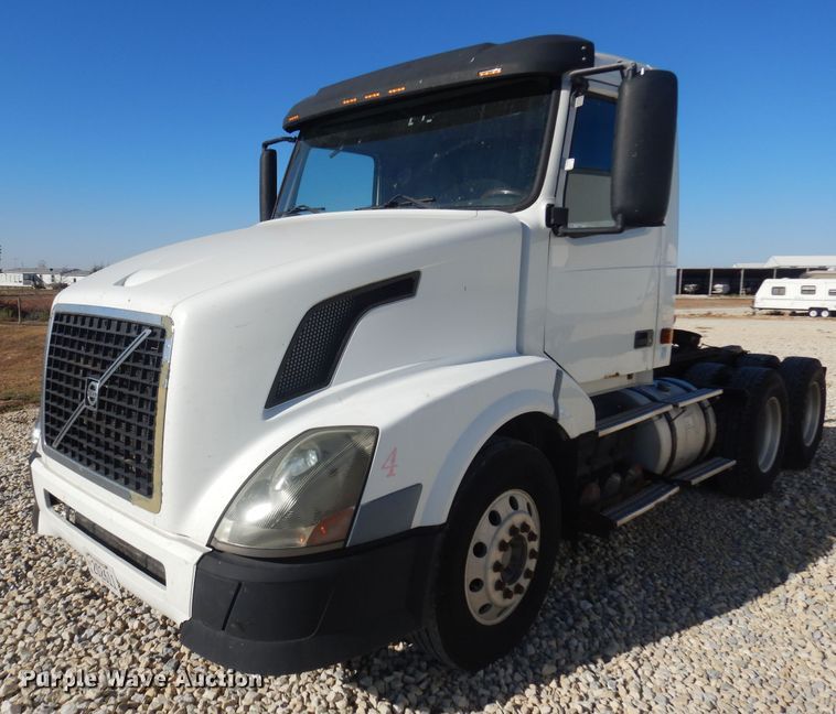 image for item JJ9656 2006 Volvo VNL  semi truck