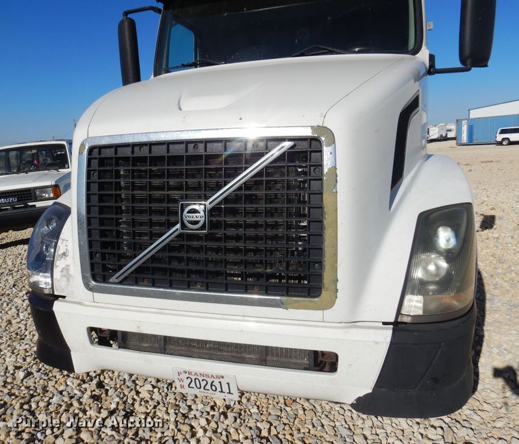 image for item JJ9656 2006 Volvo VNL  semi truck