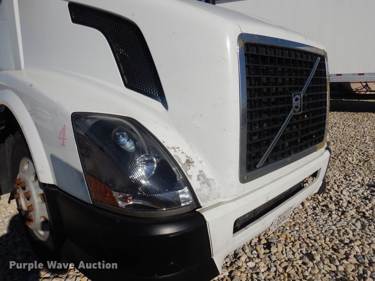 image for item JJ9656 2006 Volvo VNL  semi truck