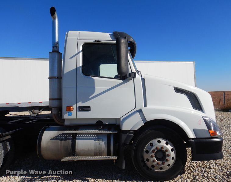 image for item JJ9656 2006 Volvo VNL  semi truck