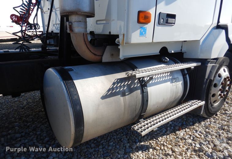 image for item JJ9656 2006 Volvo VNL  semi truck