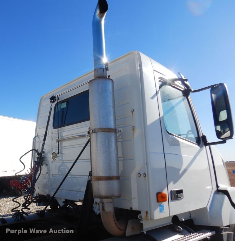 image for item JJ9656 2006 Volvo VNL  semi truck