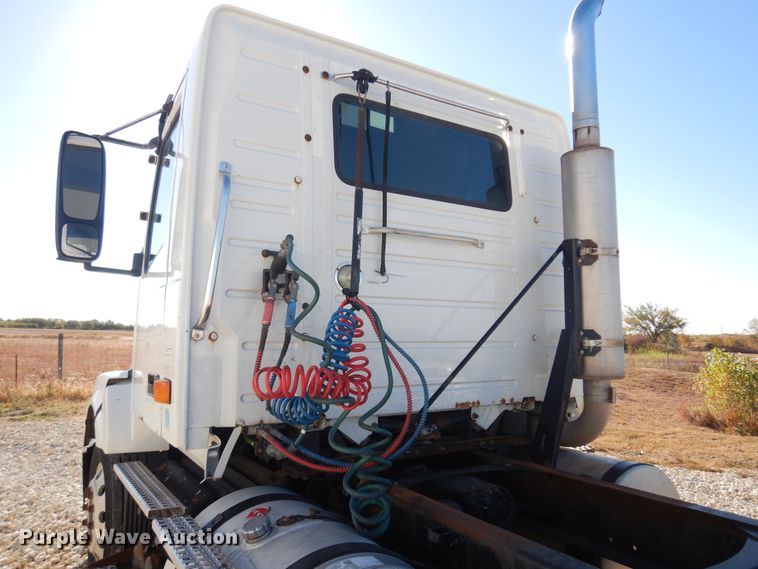 image for item JJ9656 2006 Volvo VNL  semi truck