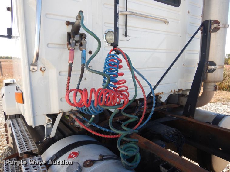 image for item JJ9656 2006 Volvo VNL  semi truck