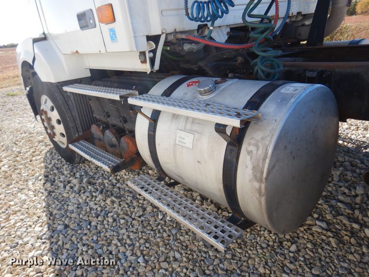 image for item JJ9656 2006 Volvo VNL  semi truck