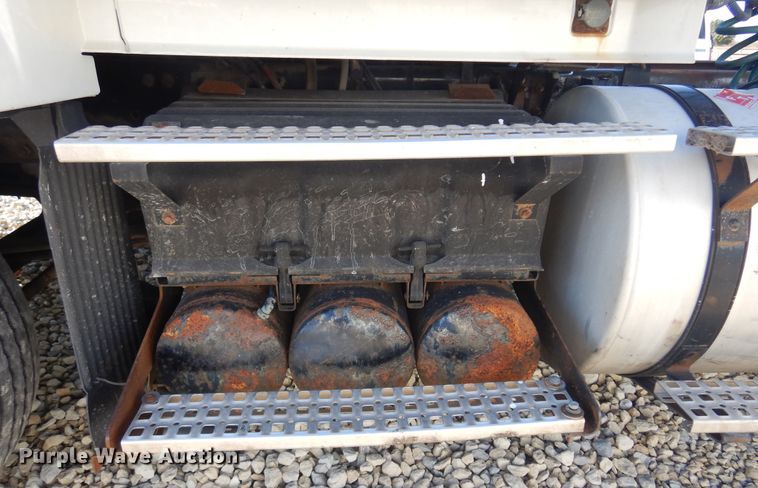 image for item JJ9656 2006 Volvo VNL  semi truck