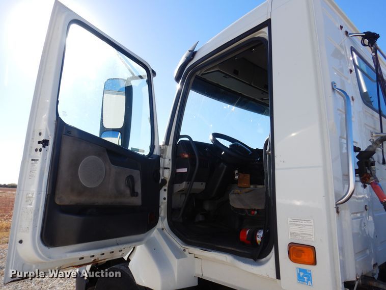 image for item JJ9656 2006 Volvo VNL  semi truck