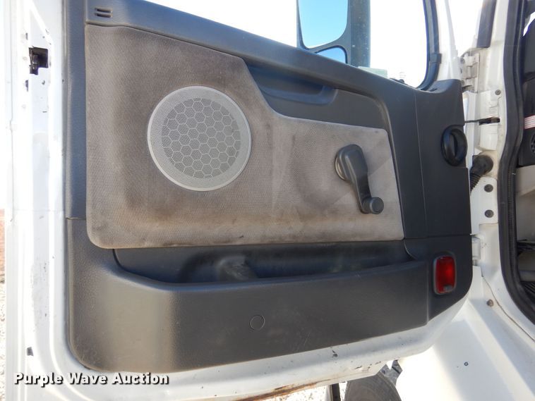 image for item JJ9656 2006 Volvo VNL  semi truck