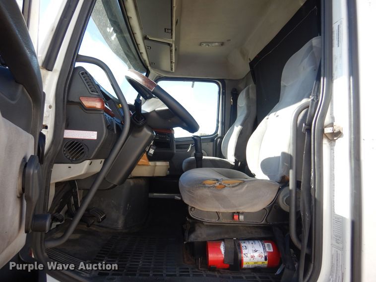 image for item JJ9656 2006 Volvo VNL  semi truck