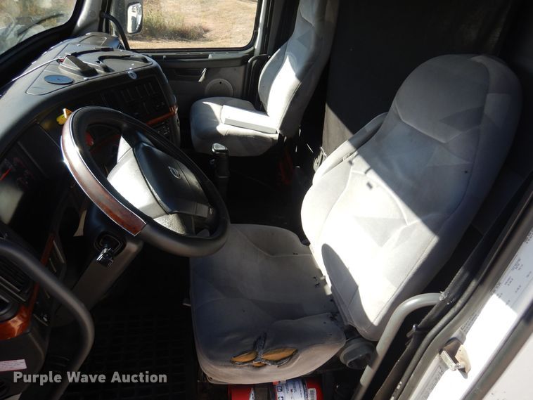 image for item JJ9656 2006 Volvo VNL  semi truck