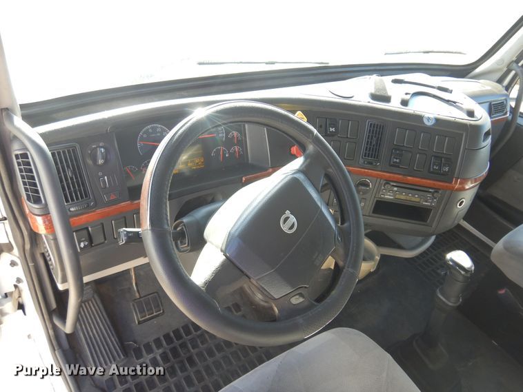 image for item JJ9656 2006 Volvo VNL  semi truck