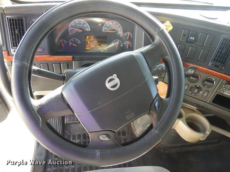 image for item JJ9656 2006 Volvo VNL  semi truck