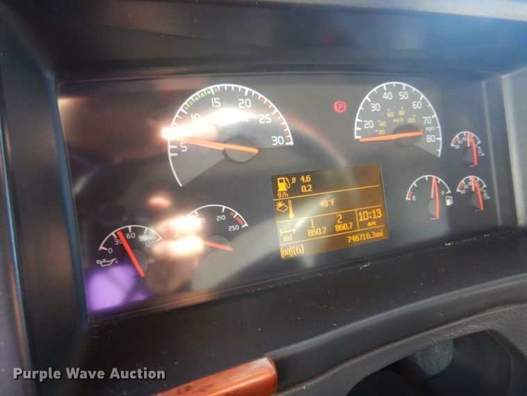 image for item JJ9656 2006 Volvo VNL  semi truck