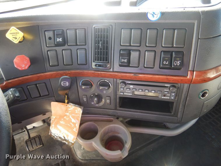 image for item JJ9656 2006 Volvo VNL  semi truck