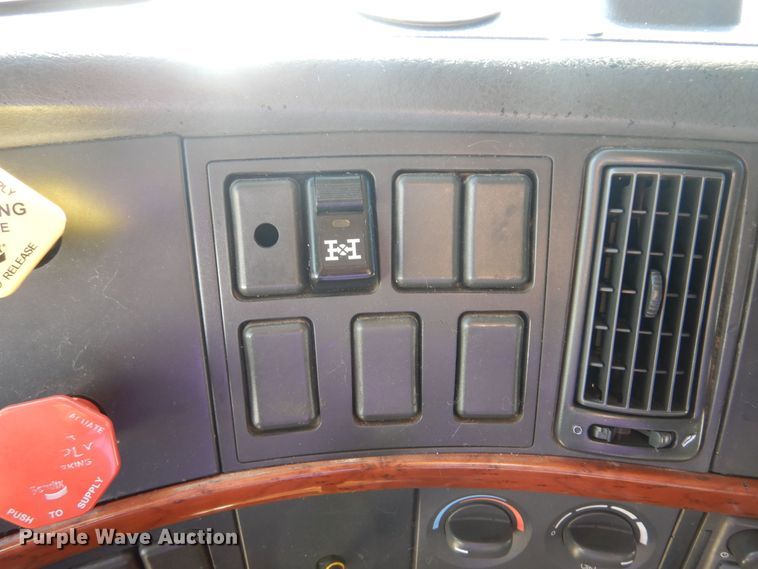 image for item JJ9656 2006 Volvo VNL  semi truck