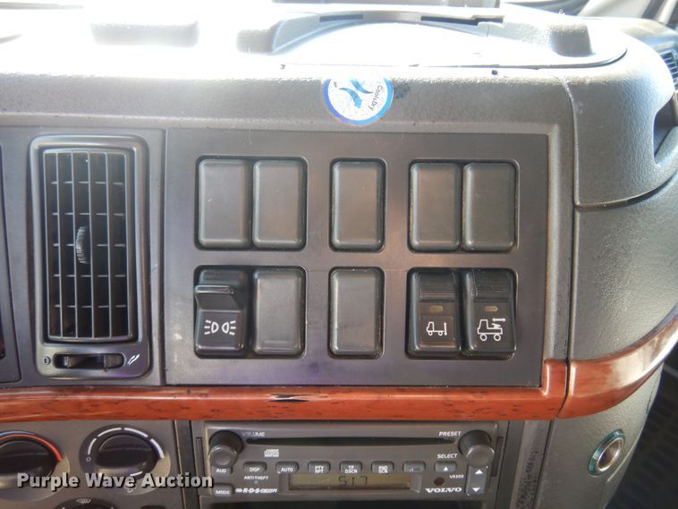 image for item JJ9656 2006 Volvo VNL  semi truck