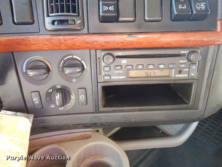 image for item JJ9656 2006 Volvo VNL  semi truck