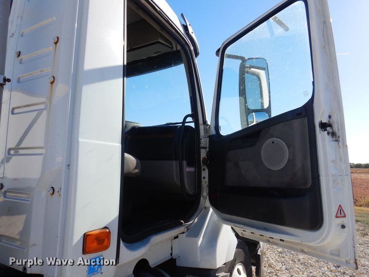 image for item JJ9656 2006 Volvo VNL  semi truck