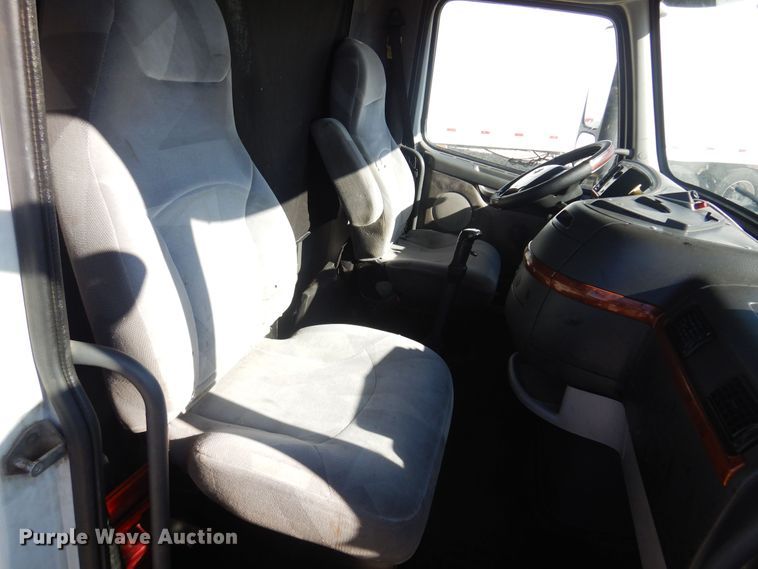 image for item JJ9656 2006 Volvo VNL  semi truck