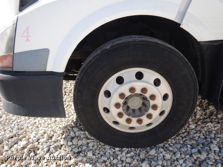 image for item JJ9656 2006 Volvo VNL  semi truck