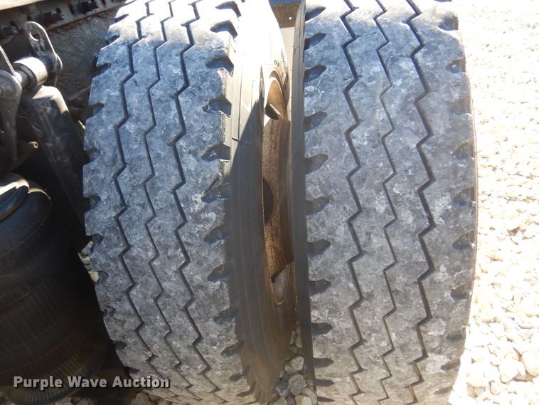 image for item JJ9656 2006 Volvo VNL  semi truck