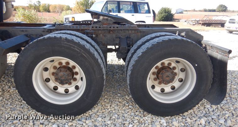 image for item JJ9656 2006 Volvo VNL  semi truck