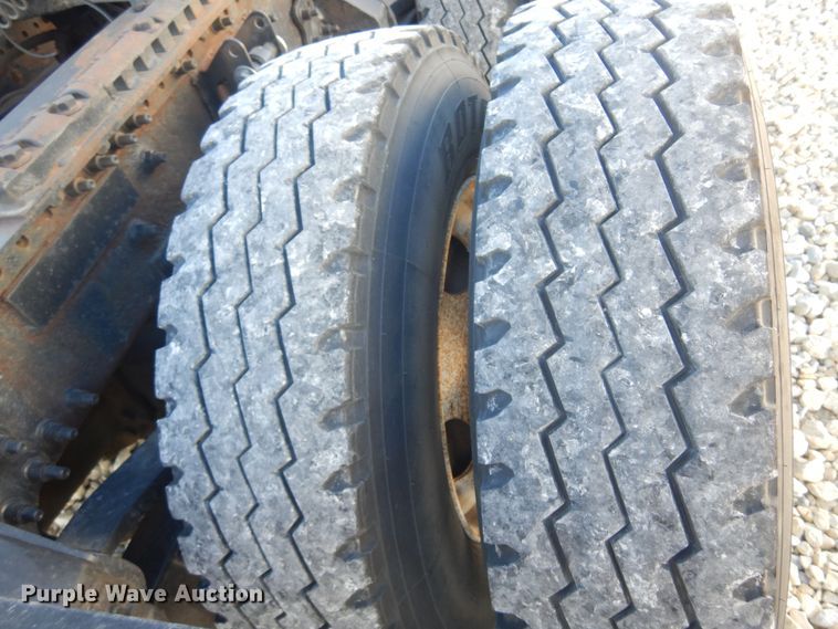 image for item JJ9656 2006 Volvo VNL  semi truck