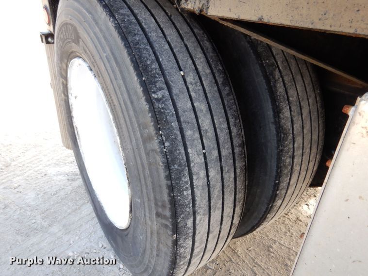 image for item JL9784 1998 Fontaine  drop deck trailer