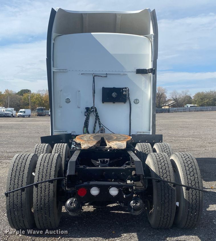 image for item JW9331 2014 Kenworth T660  semi truck