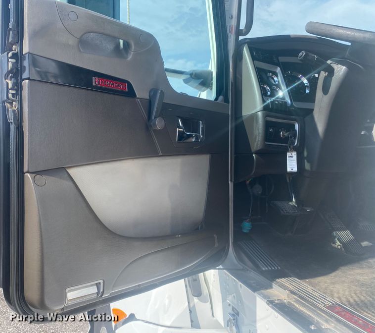 image for item JW9331 2014 Kenworth T660  semi truck