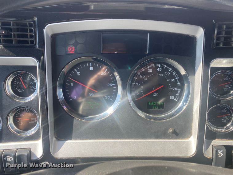 image for item JW9331 2014 Kenworth T660  semi truck