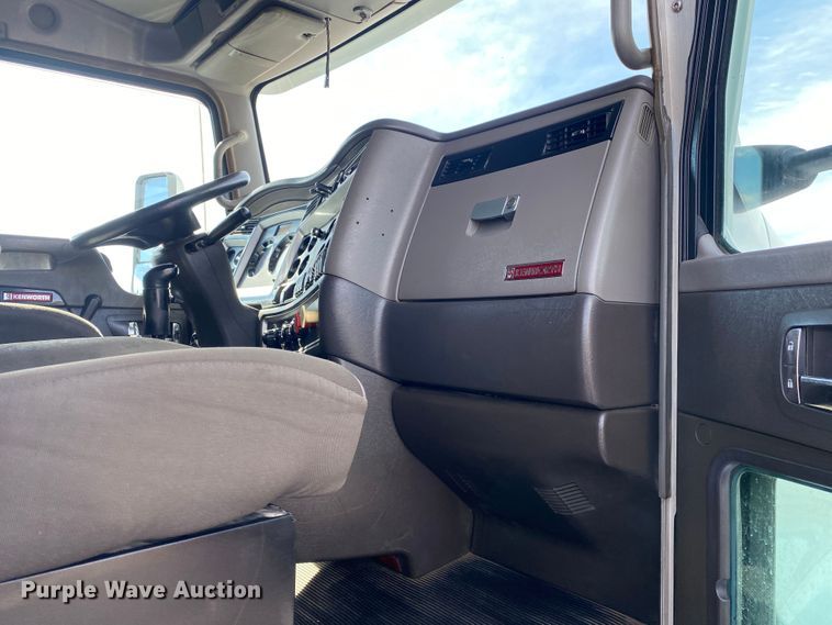 image for item JW9331 2014 Kenworth T660  semi truck