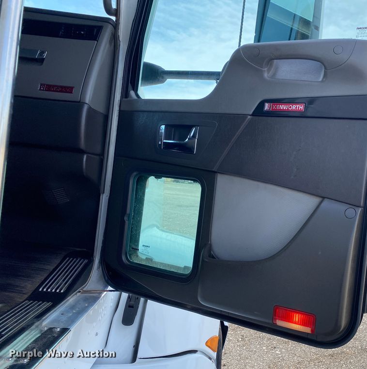 image for item JW9331 2014 Kenworth T660  semi truck