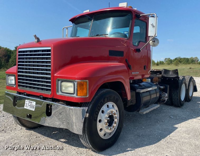 image for item JW9422 2008 Mack CHU613  semi truck