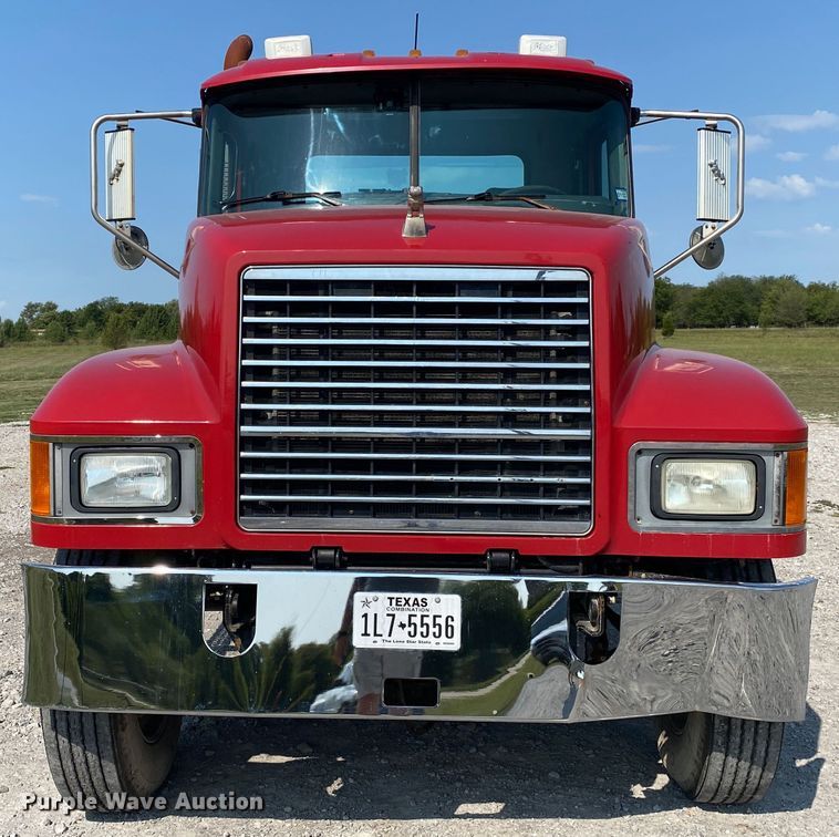 image for item JW9422 2008 Mack CHU613  semi truck