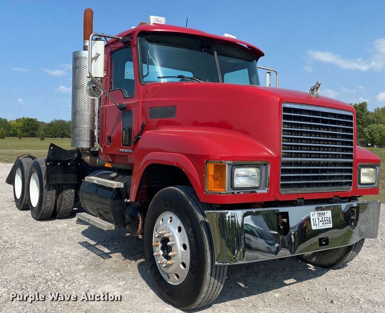 image for item JW9422 2008 Mack CHU613  semi truck