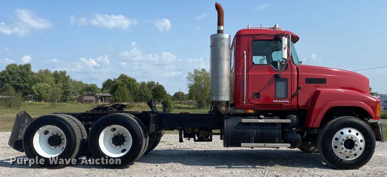 image for item JW9422 2008 Mack CHU613  semi truck