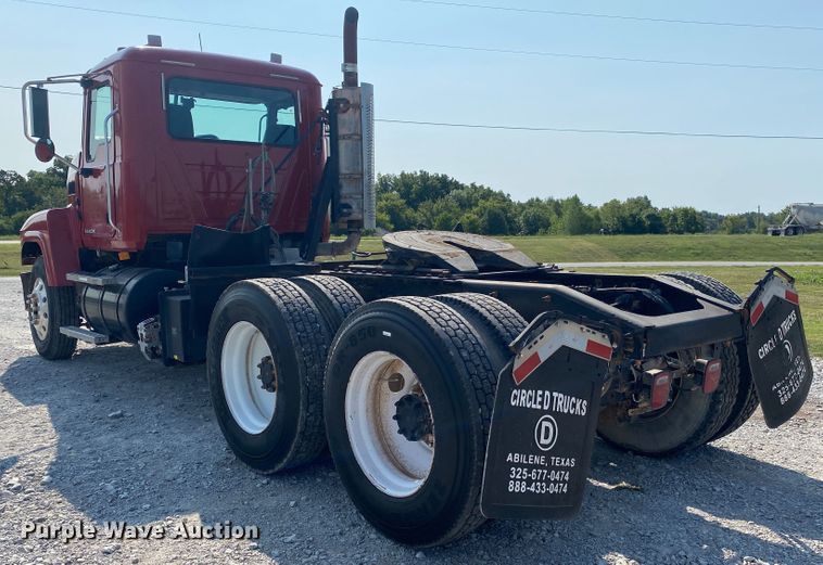 image for item JW9422 2008 Mack CHU613  semi truck