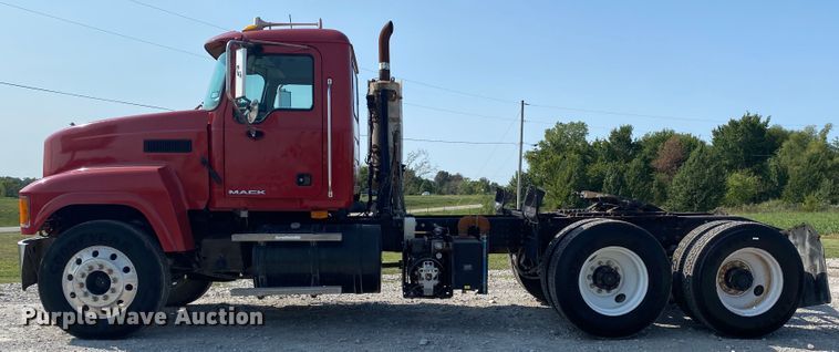 image for item JW9422 2008 Mack CHU613  semi truck