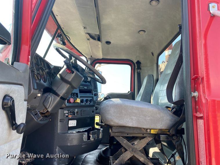 image for item JW9422 2008 Mack CHU613  semi truck