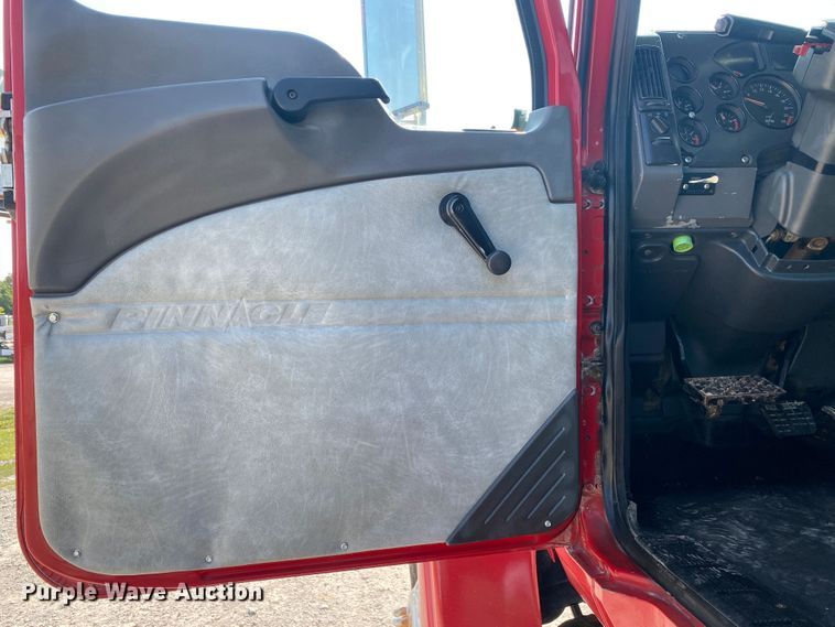 image for item JW9422 2008 Mack CHU613  semi truck