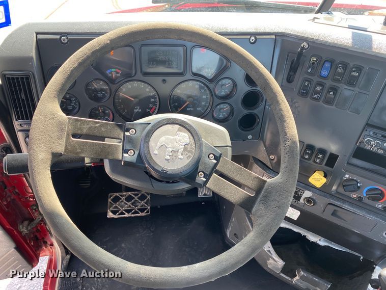 image for item JW9422 2008 Mack CHU613  semi truck