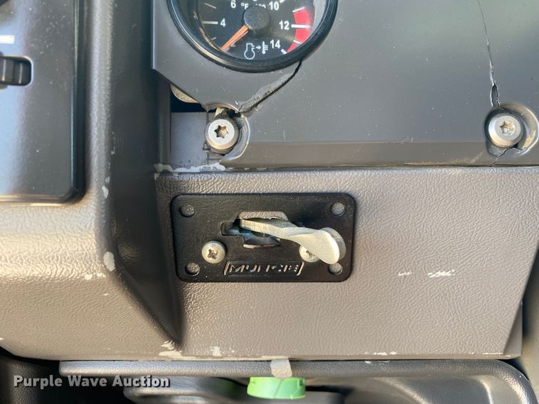 image for item JW9422 2008 Mack CHU613  semi truck