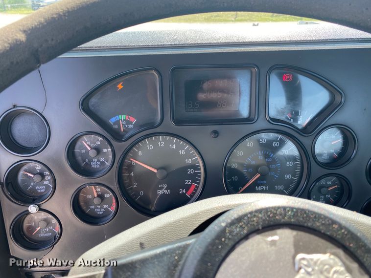 image for item JW9422 2008 Mack CHU613  semi truck