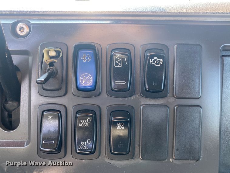 image for item JW9422 2008 Mack CHU613  semi truck