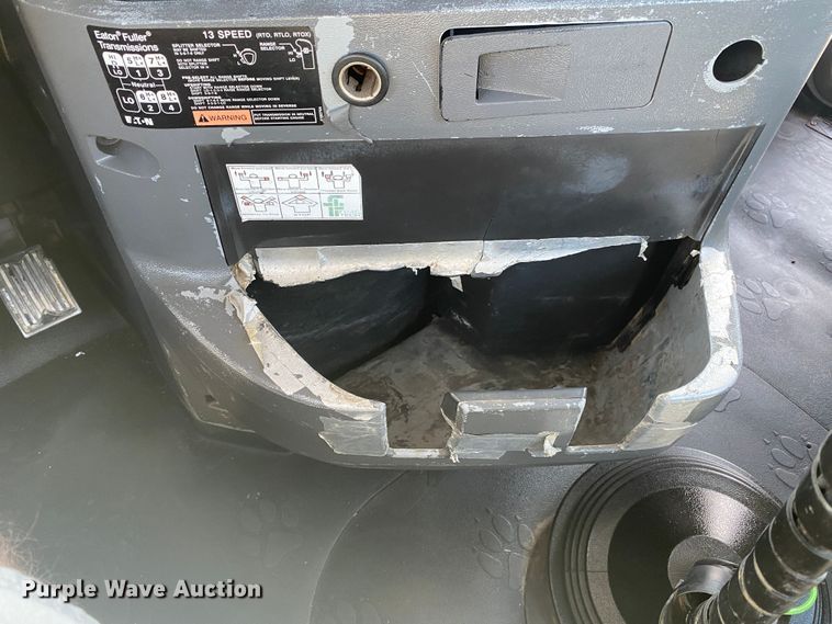 image for item JW9422 2008 Mack CHU613  semi truck