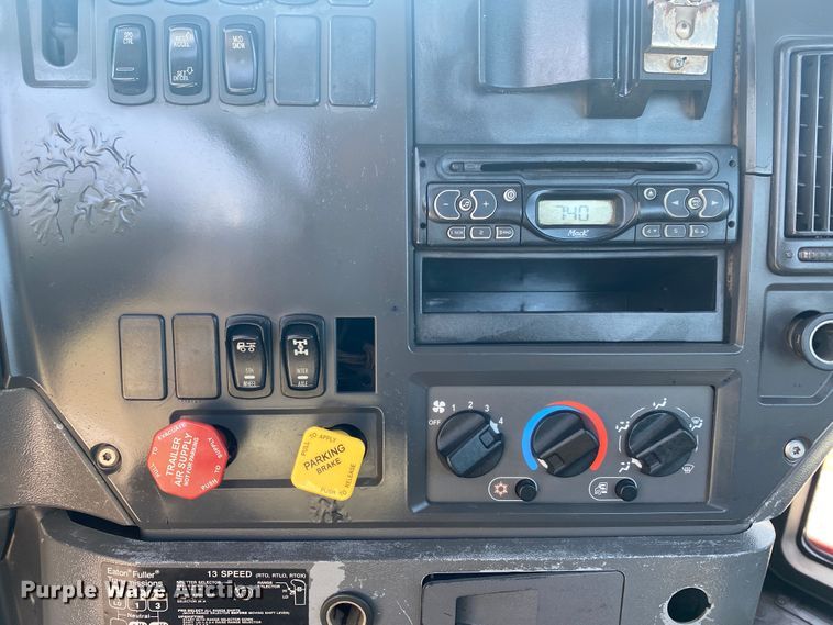 image for item JW9422 2008 Mack CHU613  semi truck