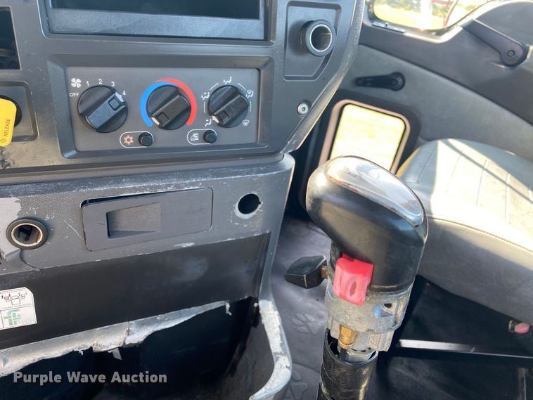 image for item JW9422 2008 Mack CHU613  semi truck